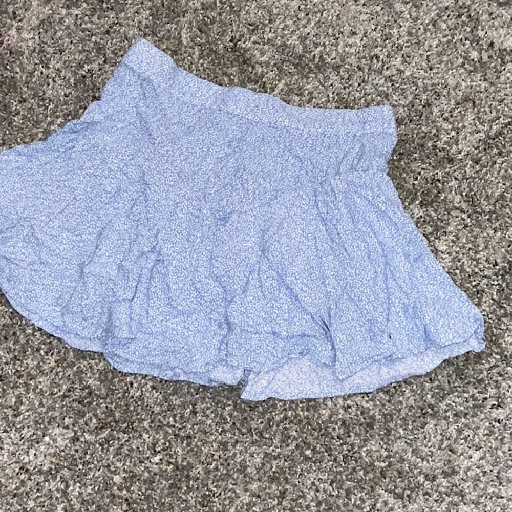 Hollister mini flowy skirt